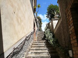 Dinky Home Air-conditioned Penthouse With sea View Terrace
