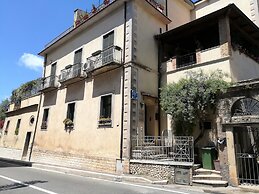 Dinky Home Air-conditioned Penthouse With sea View Terrace