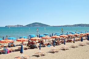 Dinky Home Air-conditioned Penthouse With sea View Terrace