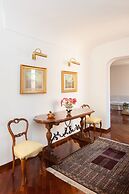 Beautiful Roman Apartment Next To Trevi Fountain