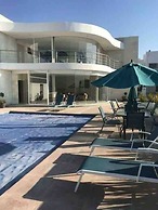 Luxury House With all the Amenities Gym Seg Aa cal Pool Tv Wifi