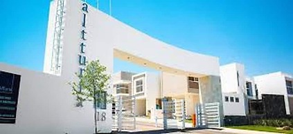 Luxury House With all the Amenities Gym Seg Aa cal Pool Tv Wifi