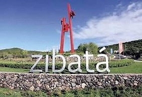 Luxury House With all the Amenities Gym Seg Aa cal Pool Tv Wifi