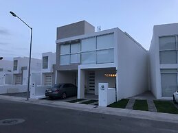 Luxury House With all the Amenities Gym Seg Aa cal Pool Tv Wifi