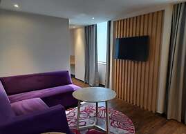 THE GAURS SAROVAR PREMIERE