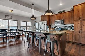 Rockwood Lake Lodge 7 Bedroom Home by RedAwning