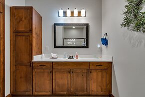 Rockwood Lake Lodge 7 Bedroom Home by RedAwning