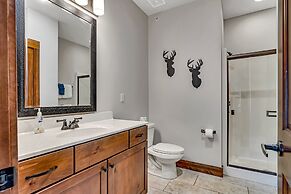 Rockwood Lake Lodge 7 Bedroom Home by RedAwning