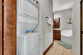 Rockwood Lake Lodge 7 Bedroom Home by RedAwning