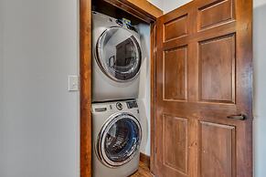 Rockwood Lake Lodge 7 Bedroom Home by RedAwning