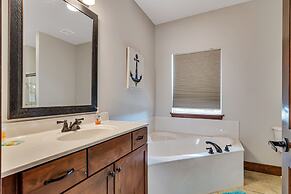 Rockwood Lake Lodge 7 Bedroom Home by RedAwning