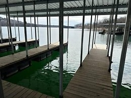 Rockwood Lake Lodge 7 Bedroom Home by RedAwning