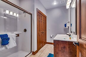 Rockwood Lake Lodge 7 Bedroom Home by RedAwning