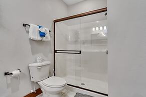 Rockwood Lake Lodge 7 Bedroom Home by RedAwning