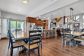 Rockwood Lake Lodge 7 Bedroom Home by RedAwning