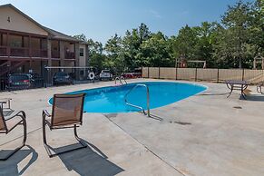 Rockwood Lake Lodge 7 Bedroom Home by RedAwning