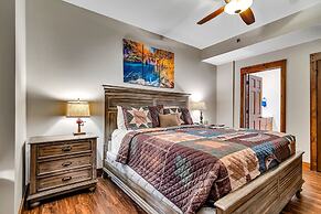 Rockwood Lake Lodge 7 Bedroom Home by RedAwning