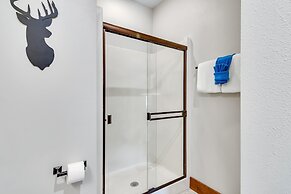 Rockwood Lake Lodge 7 Bedroom Home by RedAwning