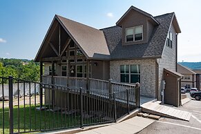 Rockwood Lake Lodge 7 Bedroom Home by RedAwning