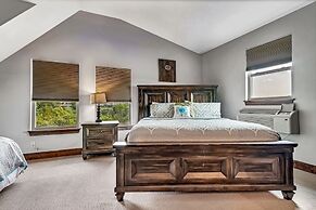 Rockwood Lake Lodge 7 Bedroom Home by RedAwning