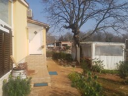 Lovely 2-bed House in Klarici Close to Pula
