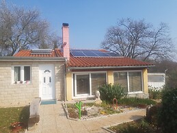 Lovely 2-bed House in Klarici Close to Pula