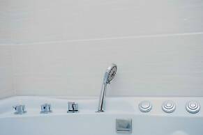 Luxel Suites by Homes by Della