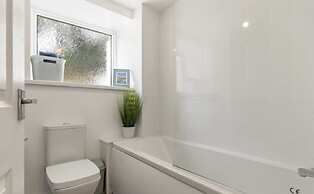 Stunning Renovated & Spacious 2 BR - 100m to Beach