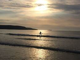 Stunning Renovated & Spacious 2 BR - 100m to Beach