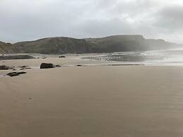 Stunning Renovated & Spacious 2 BR - 100m to Beach