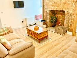 Stunning Renovated & Spacious 2 BR - 100m to Beach