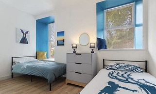 Stunning Renovated & Spacious 2 BR - 100m to Beach