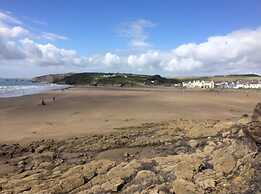 Stunning Renovated & Spacious 2 BR - 100m to Beach