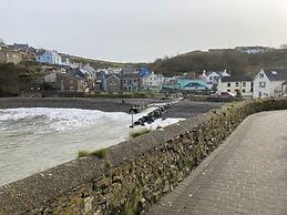 Stunning Renovated & Spacious 2 BR - 100m to Beach