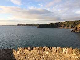 Stunning Renovated & Spacious 2 BR - 100m to Beach