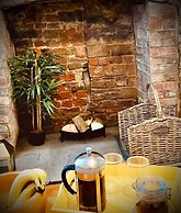 Stunning Renovated & Spacious 2 BR - 100m to Beach