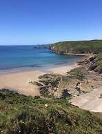 Stunning Renovated & Spacious 2 BR - 100m to Beach