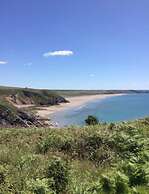 Stunning Renovated & Spacious 2 BR - 100m to Beach