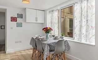 Stunning Renovated & Spacious 2 BR - 100m to Beach