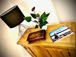 Stunning Renovated & Spacious 2 BR - 100m to Beach