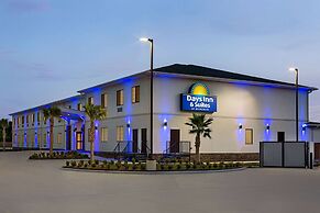 Days Inn & Suites by Wyndham Greater Tomball