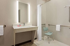 Days Inn & Suites by Wyndham Greater Tomball