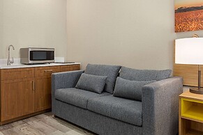 Days Inn & Suites by Wyndham Greater Tomball