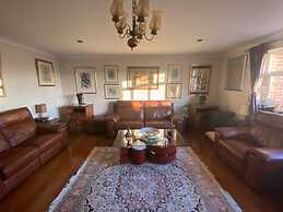 2-bed Apartment in High Wycombe Private Garden