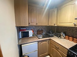 2-bed Apartment in High Wycombe Private Garden