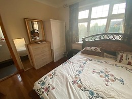 2-bed Apartment in High Wycombe Private Garden