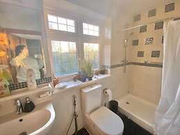 2-bed Apartment in High Wycombe Private Garden