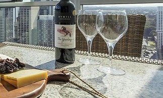 2BR Epic Views CBD 2 Cars Pool Wine Gym Netflix