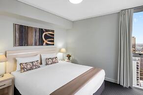 2BR Epic Views CBD 2 Cars Pool Wine Gym Netflix