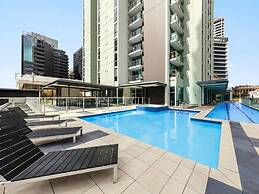 2BR Epic Views CBD 2 Cars Pool Wine Gym Netflix